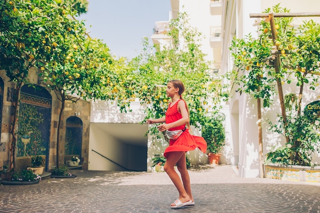 Vrouw in citroentuin van Sorrento in de zomer