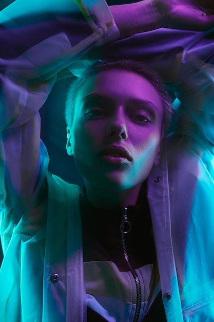 Vrouw in cyberpunk stijl kleding in neonlichten