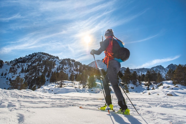 Vrouw in de bergen die bergskiën beoefent in de Pyreneeën van Andorra