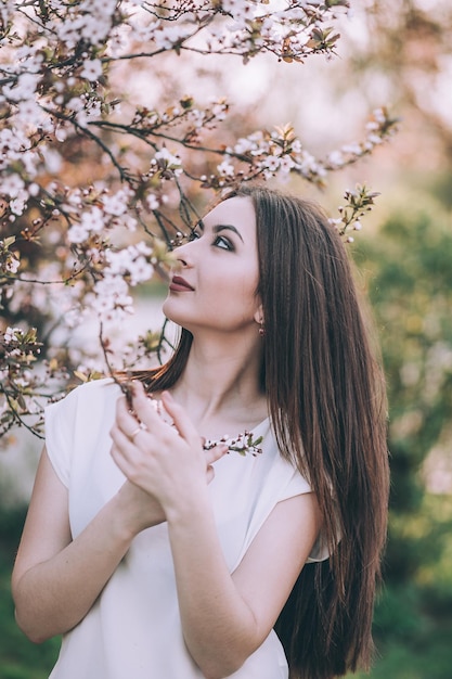 Vrouw in de buurt van bloesemboom