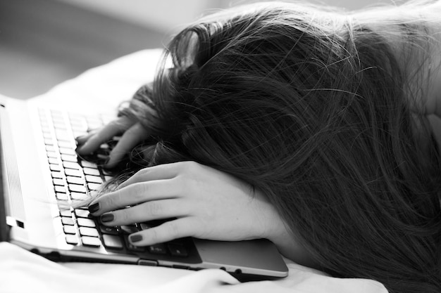 Foto vrouw in de buurt van het toetsenbord van de notebooks