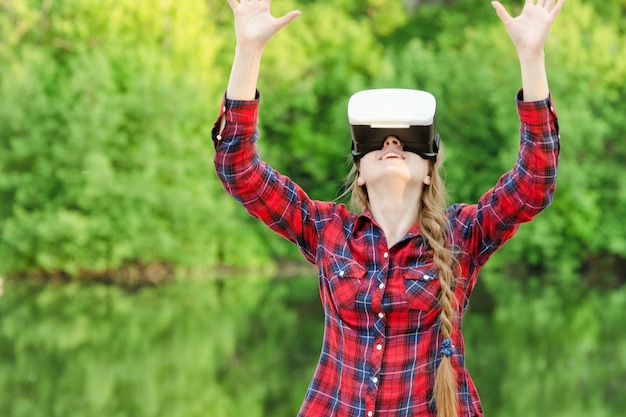 vrouw in de helm van virtual reality outdoor