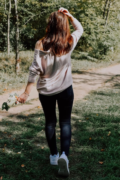 Vrouw in de herfstpark