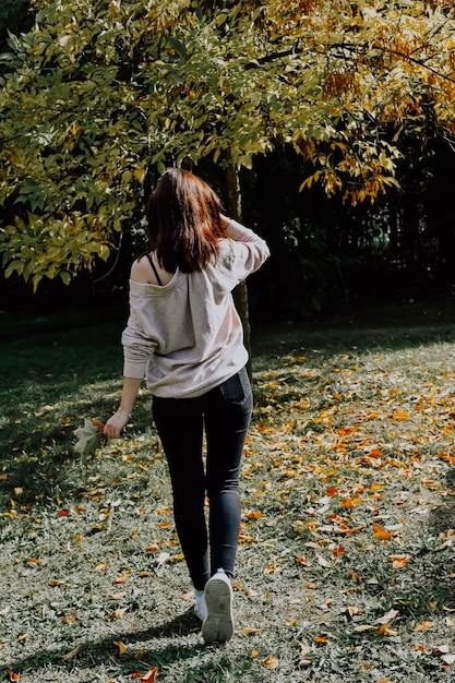 Vrouw in de herfstpark