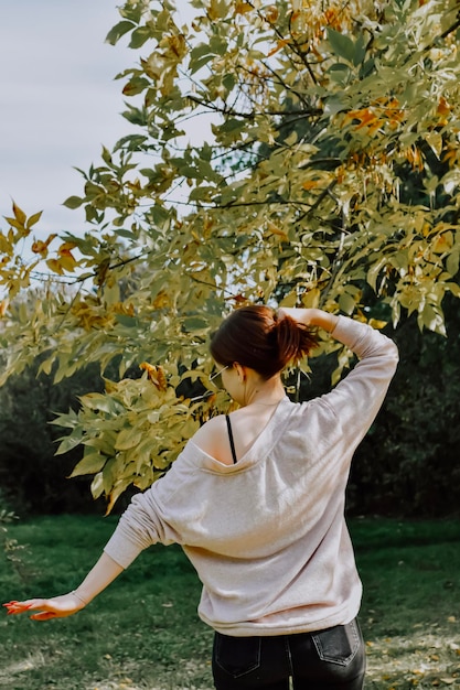 Vrouw in de herfstpark