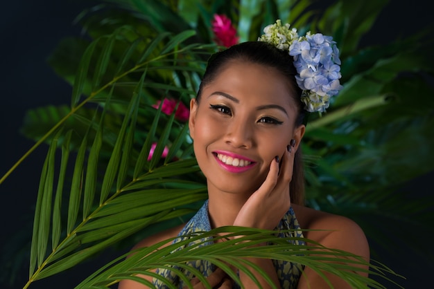 Foto vrouw in de jungle