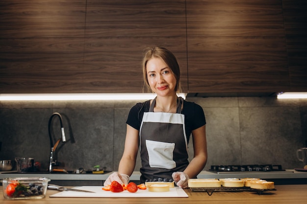 Vrouw in de keuken die soezen klaarmaakt