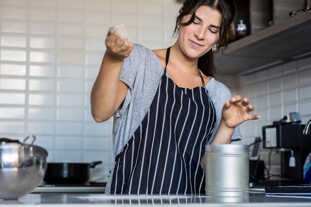 Vrouw in de keuken koken