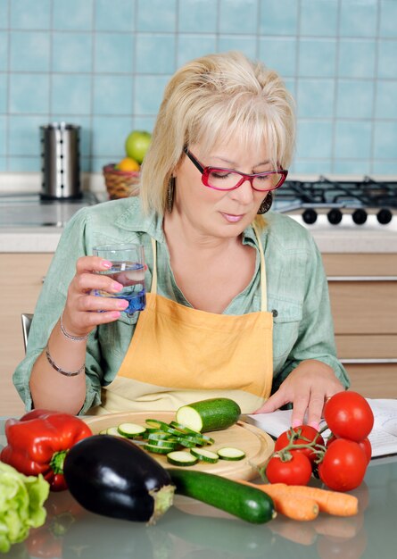 Vrouw in de keuken