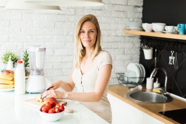 Vrouw in de keuken