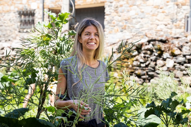 Vrouw in de natuur met een glimlach