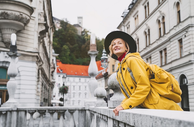vrouw in de oude binnenstad van Ljubljana Toerist op de achtergrond van stadsarchitectuur Straatlook van stedelijk meisje
