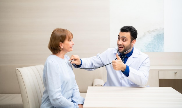 Vrouw in de ouderdom bijwonen van een jaarlijkse gezondheidscontrole en bespreking met een arts in het ziekenhuis