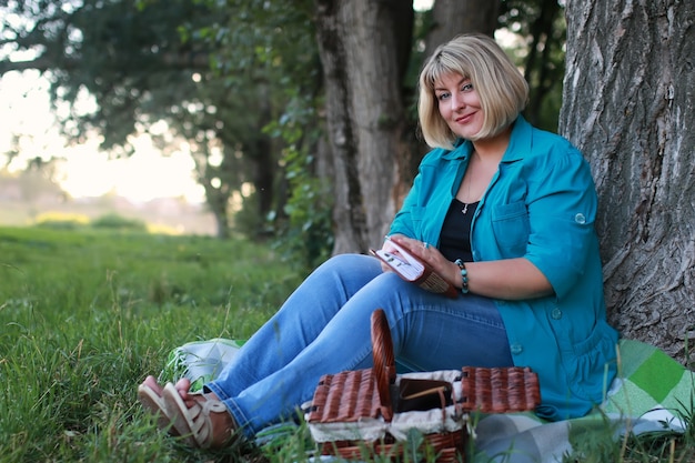 Vrouw in de parkboom leesboek