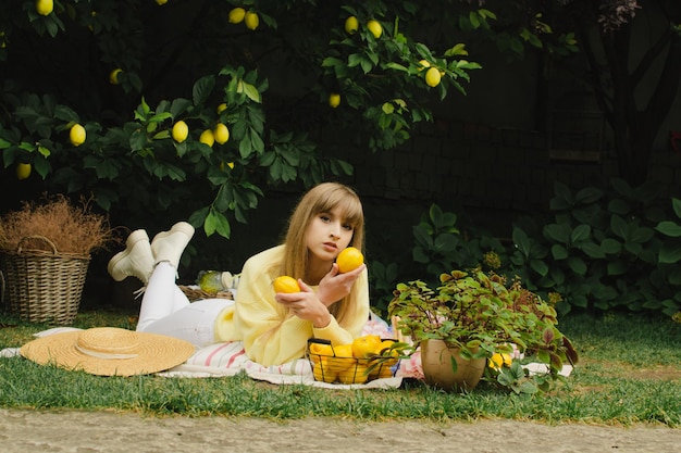 Vrouw in de tuin op een picknick