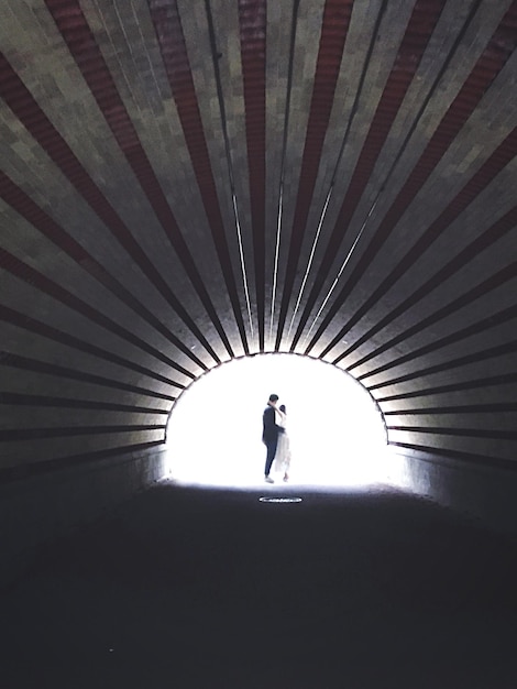 Foto vrouw in de tunnel.