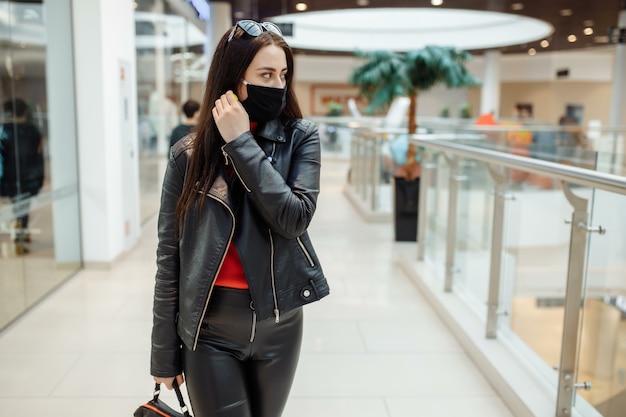 Vrouw in de wandelgalerij die beschermend masker draagt