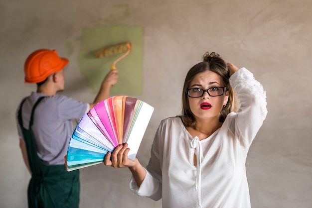 Vrouw in de war door de kleur van de muur