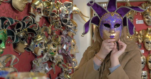 Vrouw in de winkel van Venetiaanse maskers