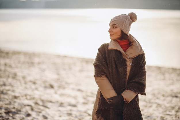 Vrouw in de winter bij het meer