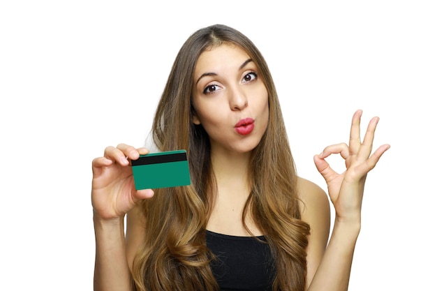 Vrouw in de zwarte bankkaart van de kledingsholding en het tonen van OK geïsoleerd teken