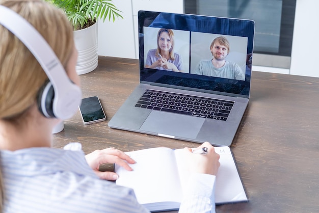 vrouw in draadloze hoofdtelefoon met videogesprek online lesonderwijs met behulp van laptop selectieve focus