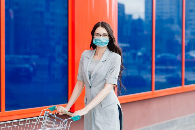 Vrouw in een beschermend gezichtsmasker op openbare plaats. Coronavirus, COVID-19 verspreid preventieconcept, verantwoord sociaal gedrag van een burger