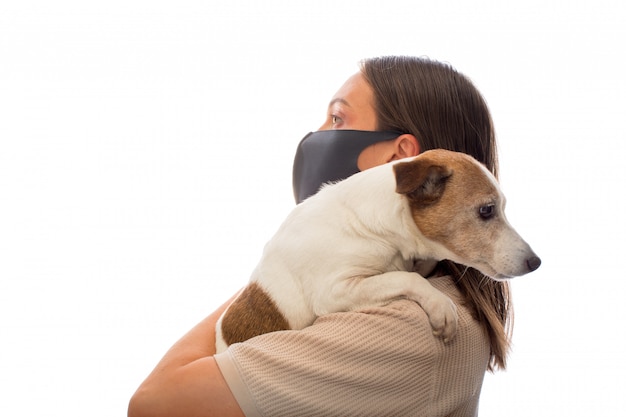 Vrouw in een beschermend masker met een hond