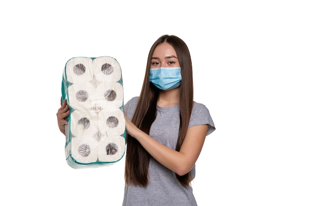 Vrouw in een beschermend masker met een pak wc-papier