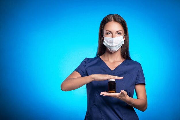 Vrouw in een blauw chirurgisch pak