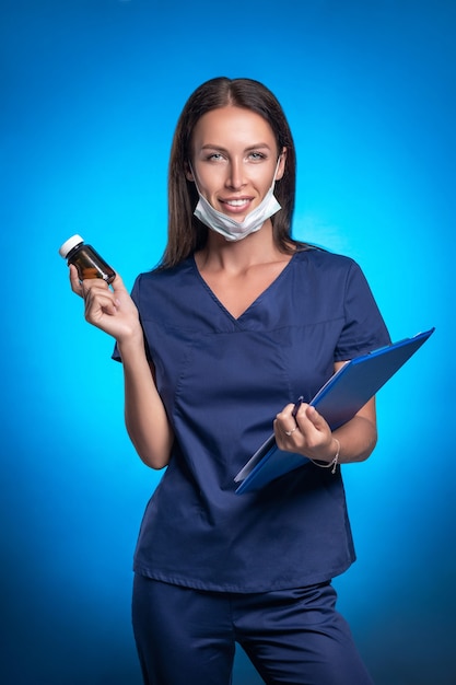 Vrouw in een blauw chirurgisch pak