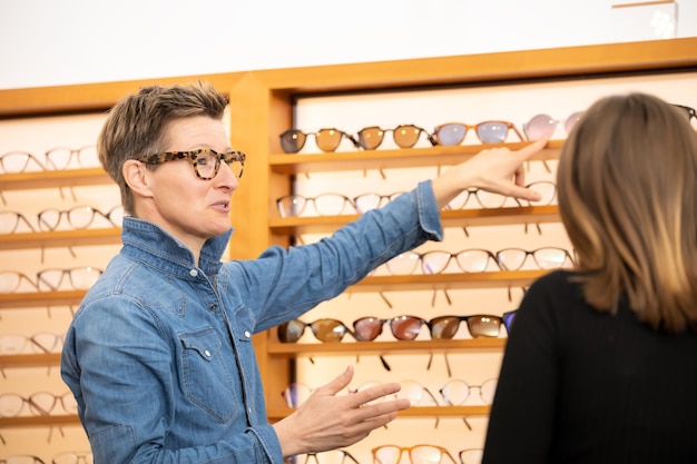 Vrouw in een brillenwinkel