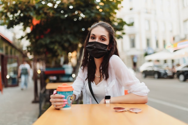 Vrouw in een café in quarantaine. Hoge kwaliteit foto