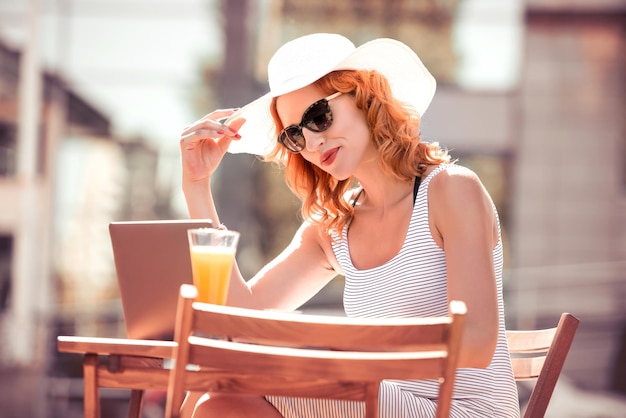 Vrouw in een café op straat