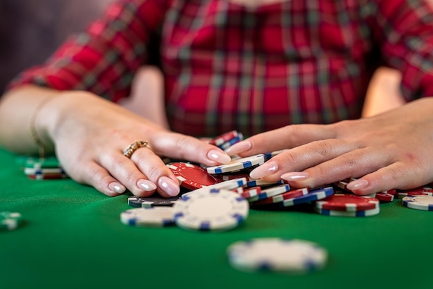 Vrouw in een casino met veel fiches die ze inpakt na een grote overwinning in poker pokerconcept een spel voor winnaars