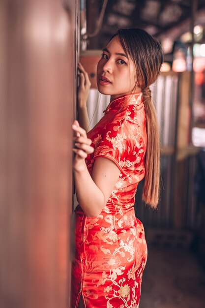 Vrouw in een cheongsam jurk