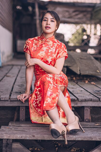 Vrouw in een cheongsam jurk