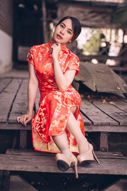 Vrouw in een cheongsam jurk