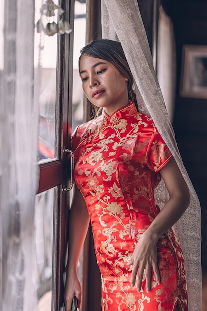 Vrouw in een cheongsam jurk