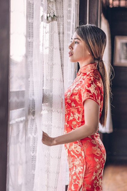 Vrouw in een cheongsam jurk