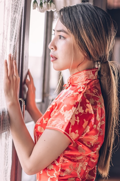 Foto vrouw in een cheongsam jurk