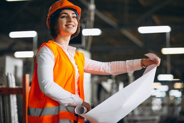 Vrouw in een fabriek