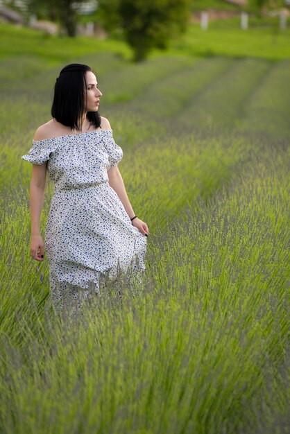 Vrouw in een grasveld