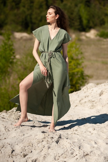 Vrouw in een groene jurk met een lange zoomlijn