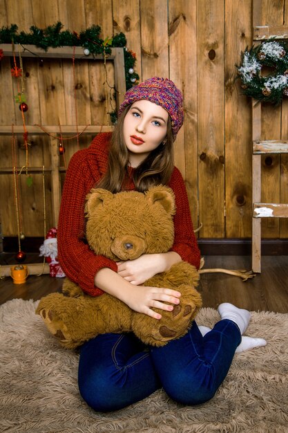 Vrouw in een kamer met kerstversiering