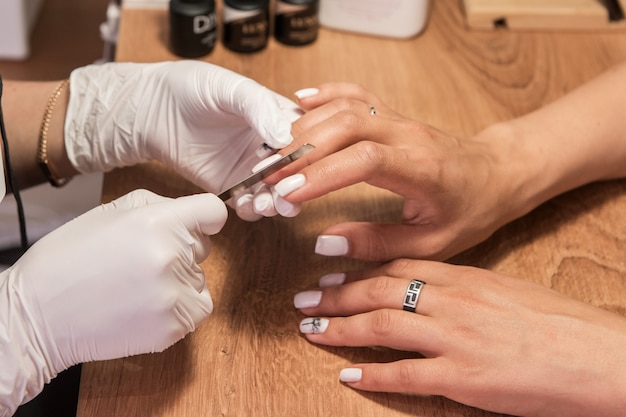 Vrouw in een nagelsalon