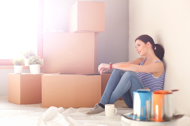 Vrouw in een nieuw huis met kartonnen dozen Vrouw in huis