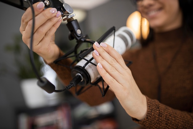 Vrouw in een radiostudio met microfoon