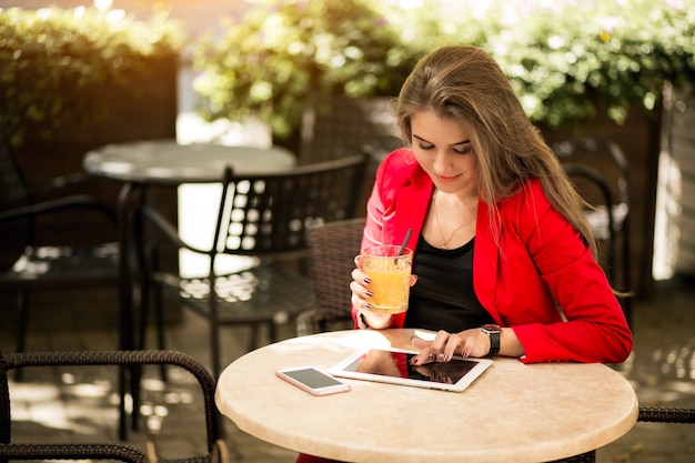 Vrouw in een rood pak