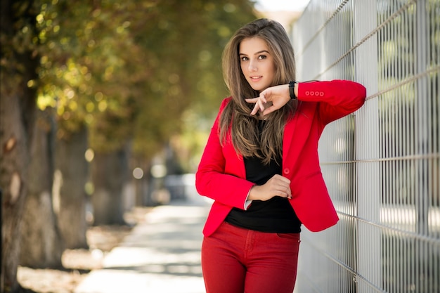 Vrouw in een rood pak